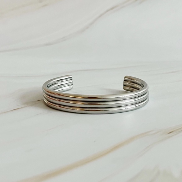 (NWT) So Chic Open Bangle - Picture 1 of 8